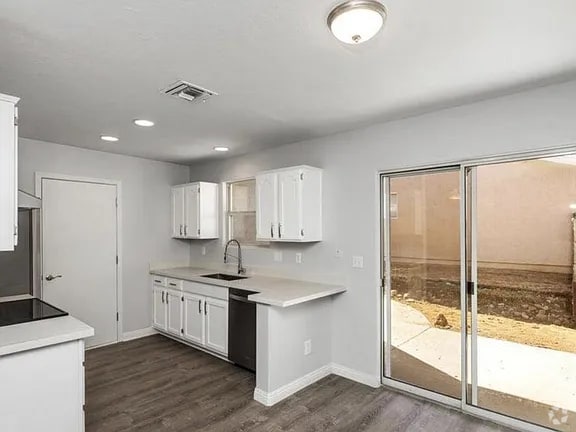 Building Photo - 7438 E Horseshoe Ln