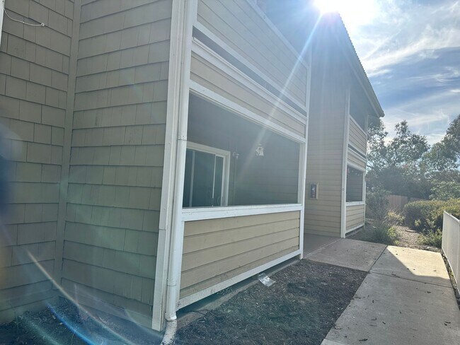 Building Photo - Available Now! 3 bed/ 2 bath condo