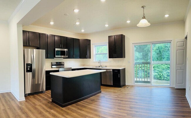 Foto del edificio - 715 Ravenshire Ct