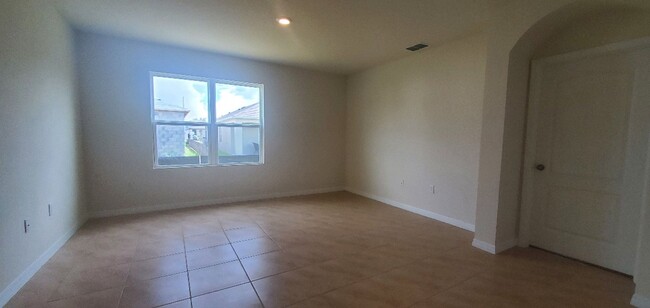 Foto del edificio - LIKE NEW/1-YEAR OLD!!! 4-Bedroom, 2-Bathro...