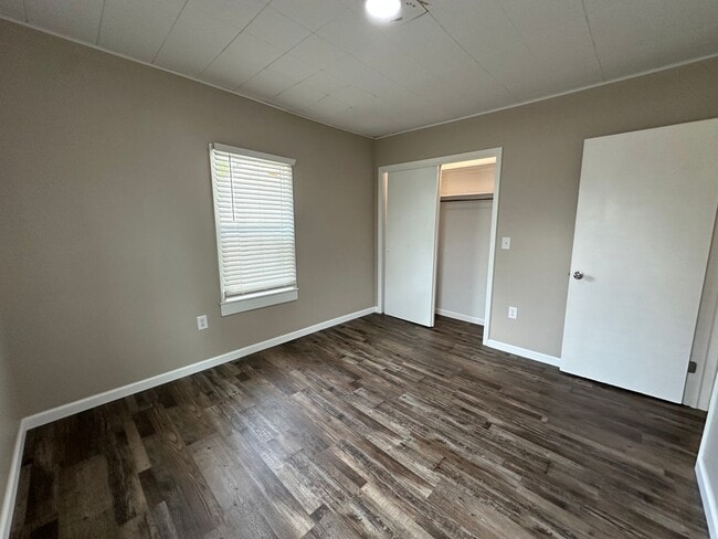 Building Photo - 2 Bedroom, 1 Bathroom Upper Level Apartment!