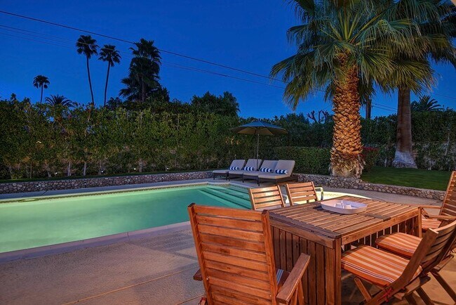 Cena al atardecer junto a la piscina - 1260 E San Jacinto Way