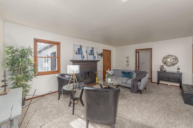 Building Photo - Charming 3-Bedroom Rental on a Quiet, Tree...