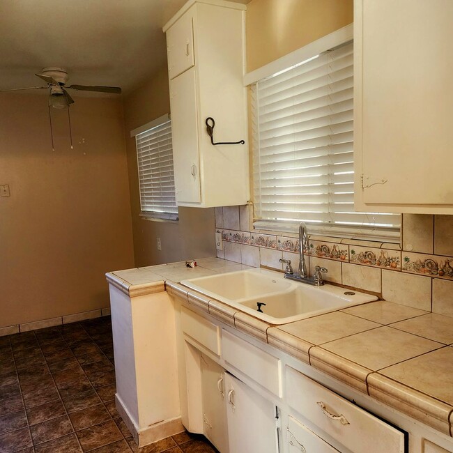 Building Photo - SW-Bakersfield 3 bedrooms 1 baths