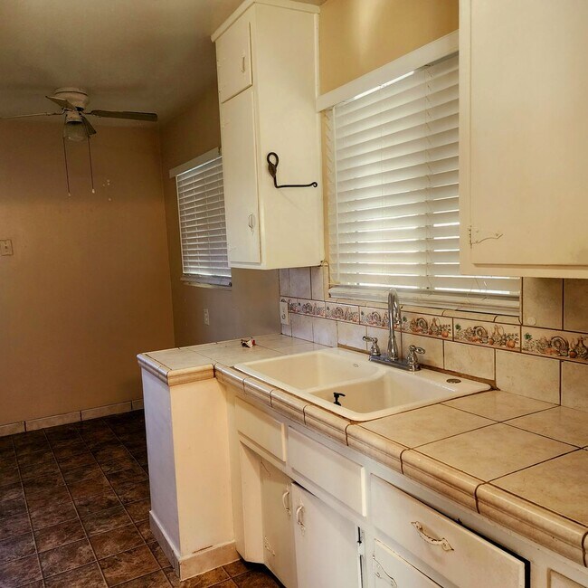 Foto del edificio - SW-Bakersfield 3 bedrooms 1 baths