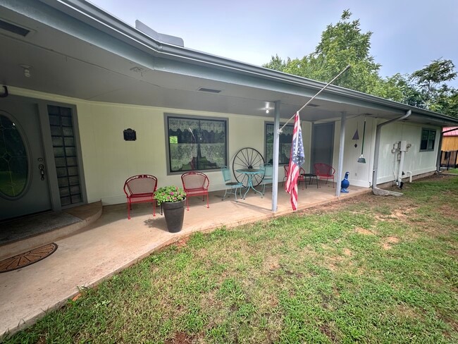 Royal Drive Main House - Royal Drive Main House