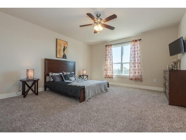 Building Photo - Town home! Amazing floorplan with 3 bedroo...
