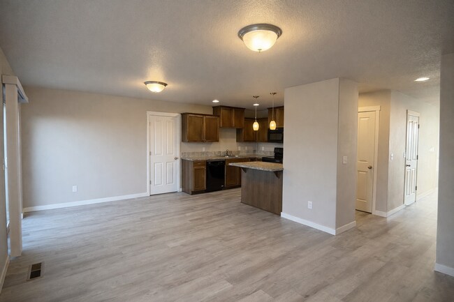 Building Photo - 5917 NE 71st Ct