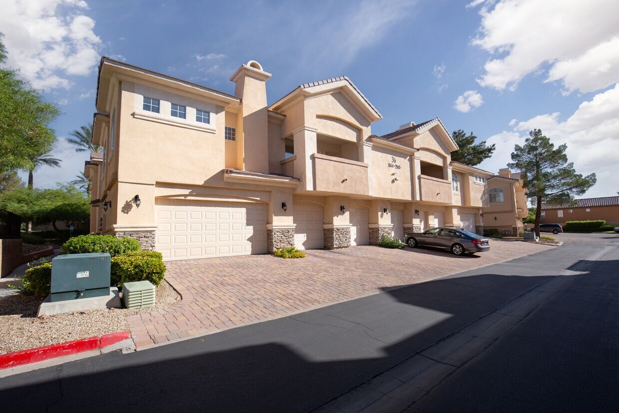 Foto principal - 3 Bedroom, 2 Bath Condo in Gated Community!
