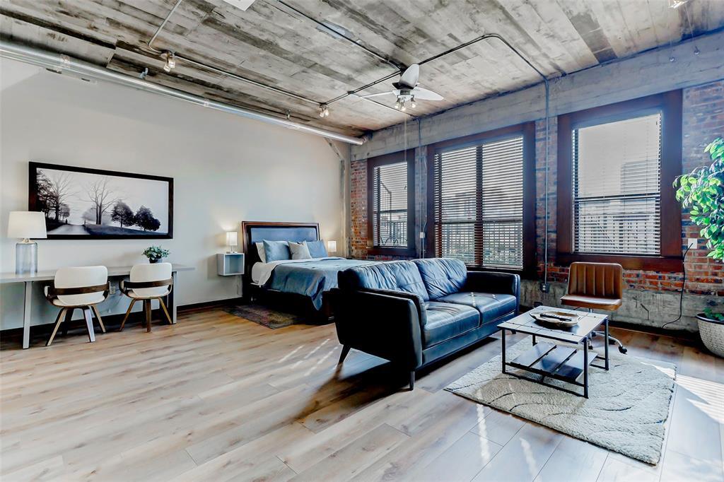 Primary Photo - 2205 McKinney St