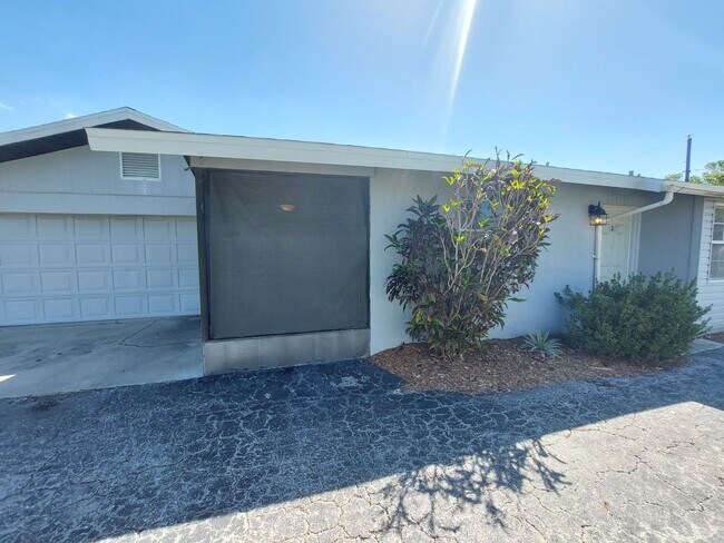 Foto del edificio - Adorable and Comfortable Sarasota Duplex! **Housing Choice Vouchers accepted**