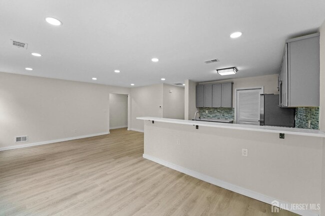 Foto del edificio - 6 Woodbury Rd