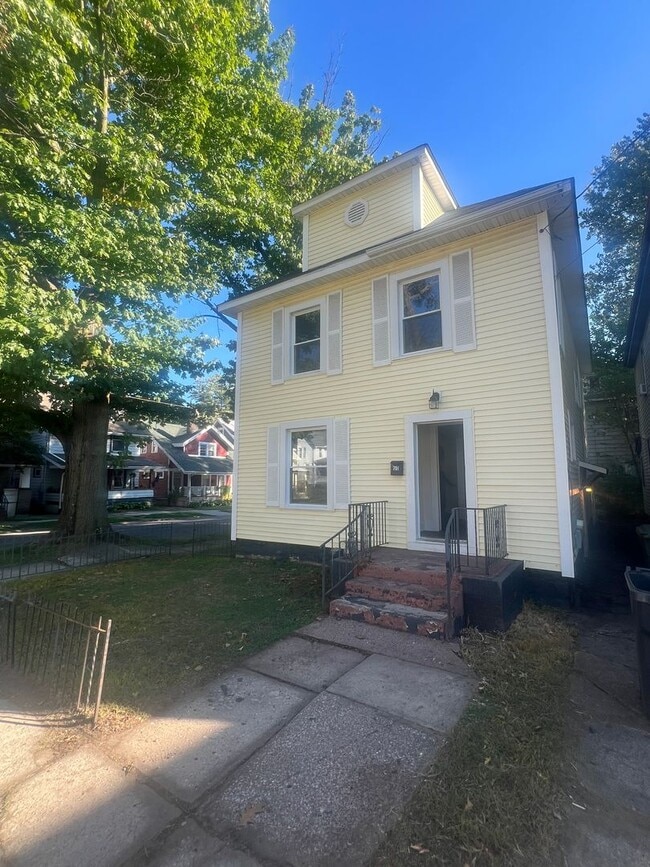 Building Photo - 701 Plum St