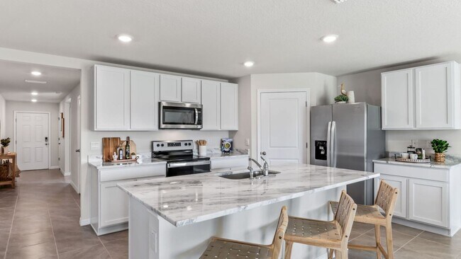 Building Photo - SILVERSTONE NORTH! PALMETTO 4 BED/2 BATH/ ...