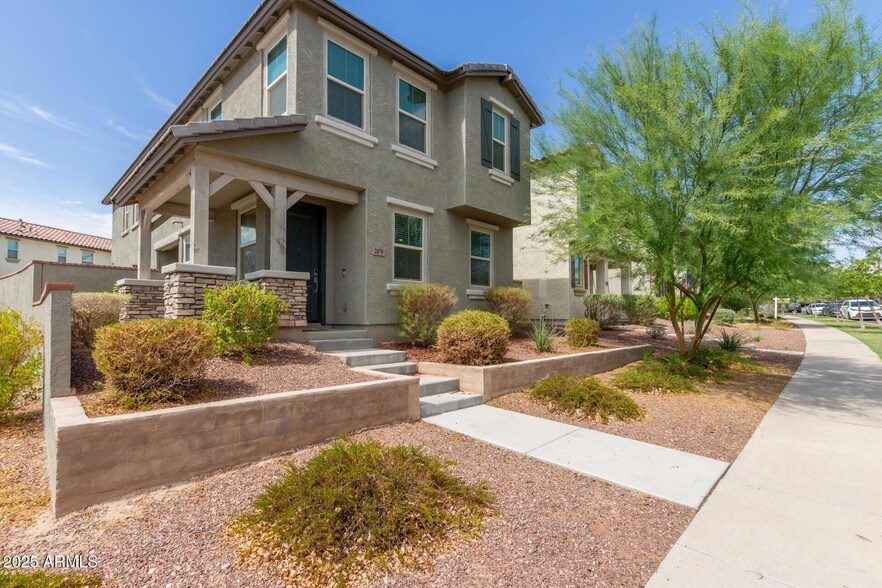 Foto principal - 2470 N Heritage St