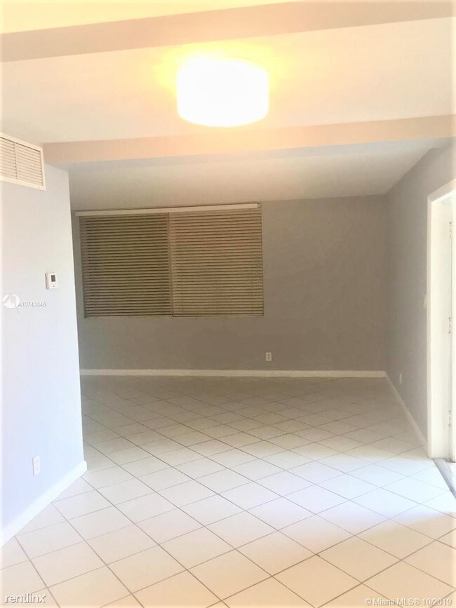Building Photo - 1 br, 1 bath  - 1740 Funston St Funston Condo