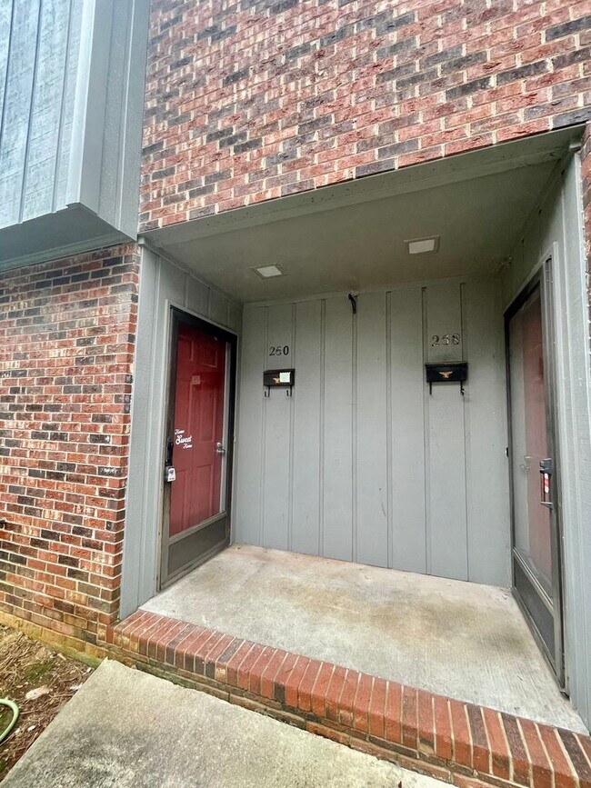 Building Photo - Discover this well-maintained 2-bedroom, 2-bath townhouse in Statesville, NC.