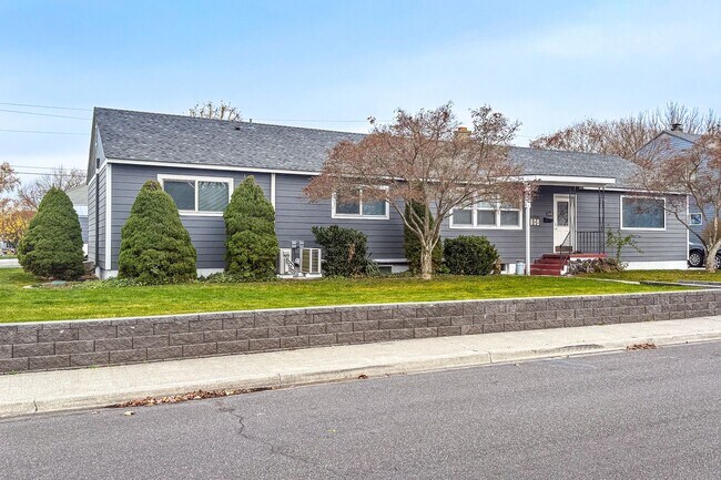 Foto del edificio - McPherson Duplex