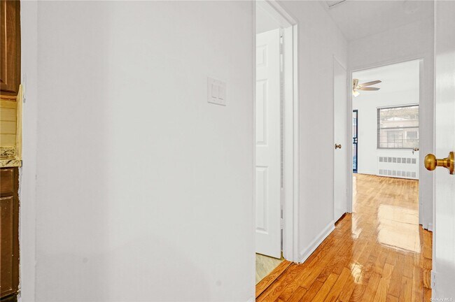 Building Photo - 1062 E 105th St