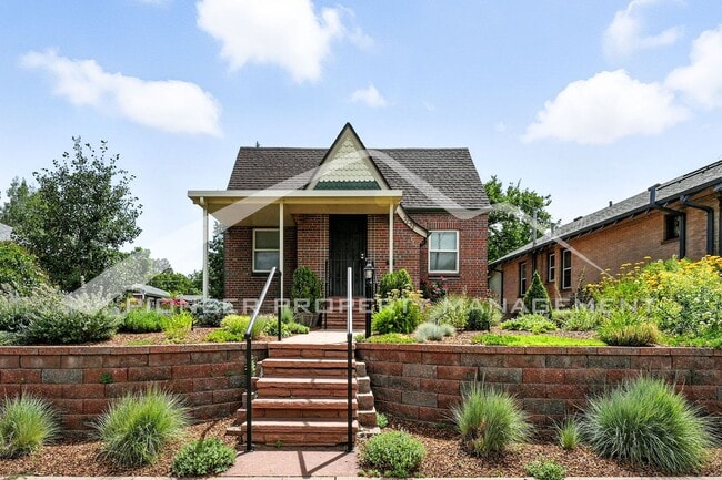 Charming Home with Washer/Dryer and Fenced... - Charming Home with Washer/Dryer and Fenced...