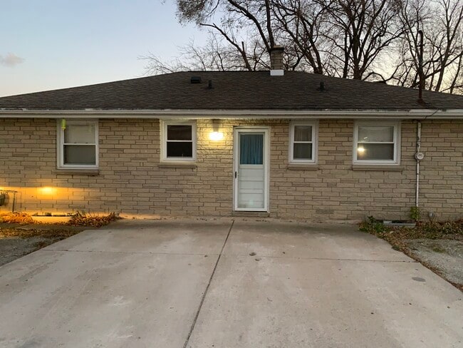 Building Photo - 5141 S 108th St