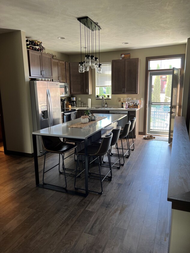 Primary Photo - 236 E Residence Pl