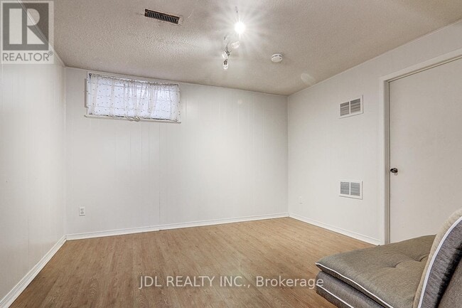 Photo du bâtiment - 653-653 Village Pkwy