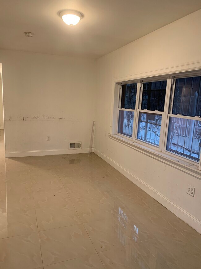 Nice sized Living Room - 440 Castle Hill Ave