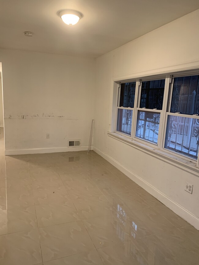 Nice sized Living Room - 440 Castle Hill Ave