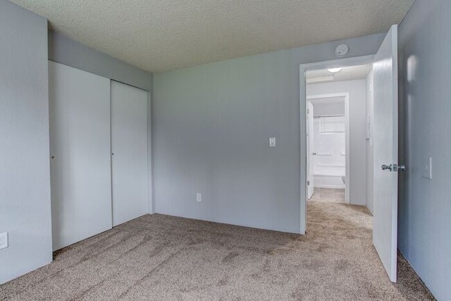 Building Photo - Court Yard Setting - Single Level 2 bdrm/1...