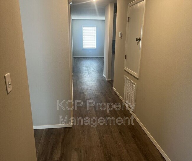 Building Photo - 10632 Pine Wy