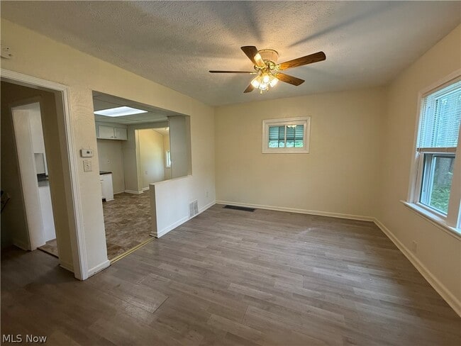 Foto del edificio - 404 Noah Ave