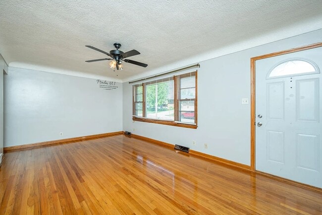 Building Photo - Gorgeous hardwood floors!