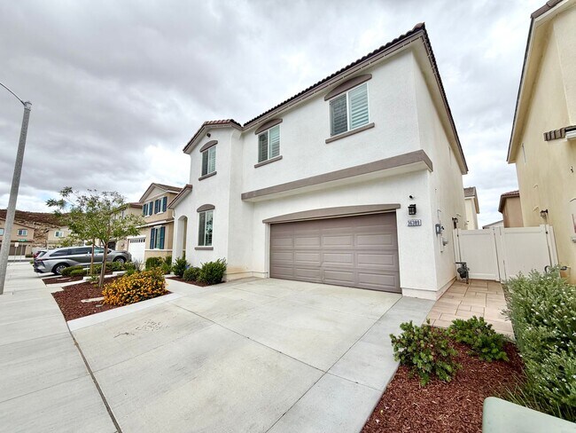 Foto del edificio - Modern 5 Bedroom 3 Bathroom Home in Tierra Del Sol with INCLUDED Solar & Low-Maintenance Living