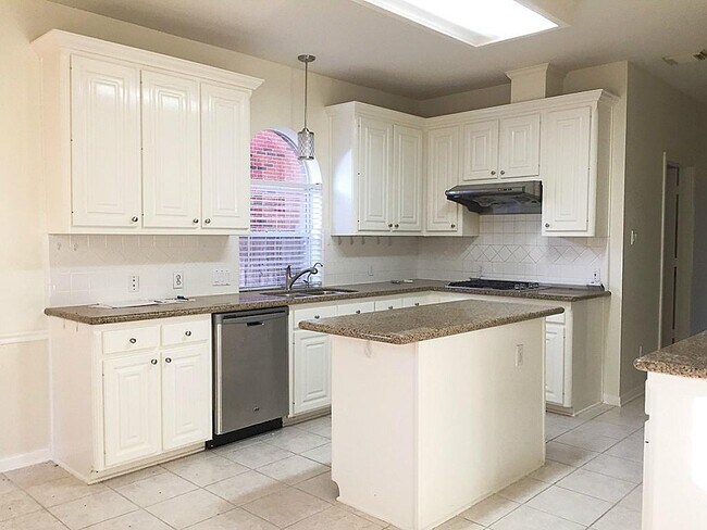 Foto del edificio - 17503 Sunny Trail Ln