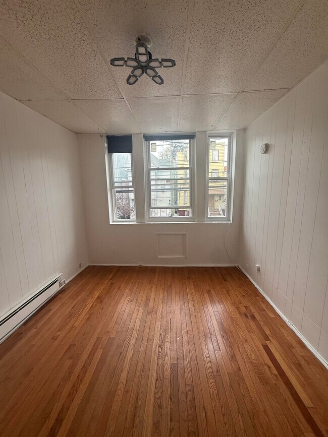 Building Photo - 1128 Summit Ave