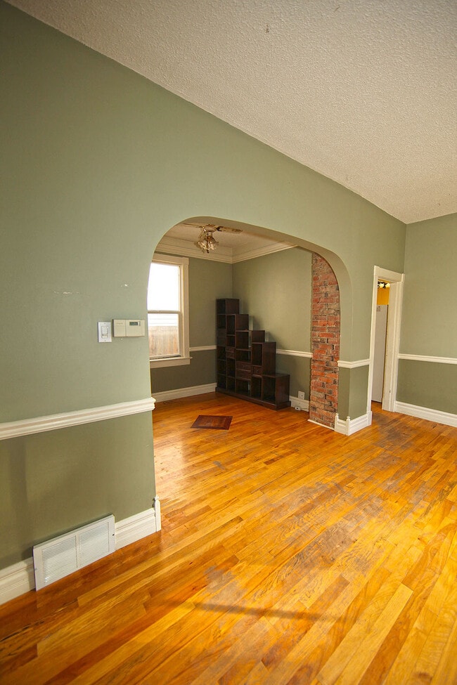 Building Photo - Cozy Character Home near SAIT - 2 bedroom ...
