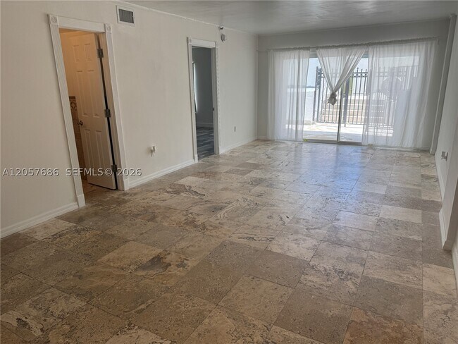 Foto del edificio - 1345 West Dr