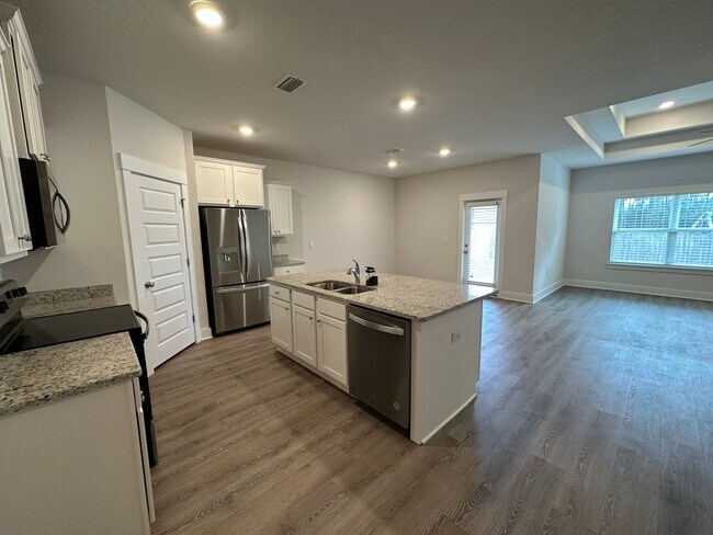 Building Photo - 4 bedroom 2 bath house with community pool...