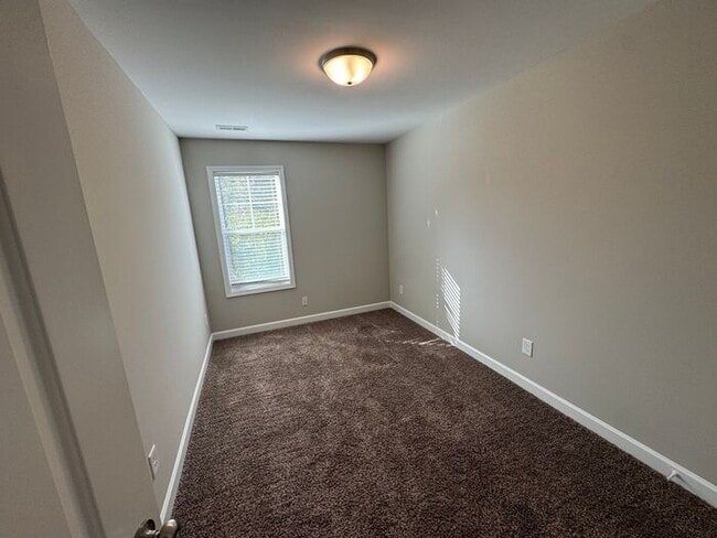 Building Photo - Nice Town Home near hospital in Concord.