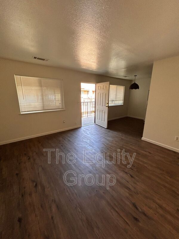 Building Photo - 1433 E Douglas Ave