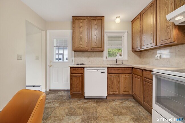 Foto del edificio - 121 Cherry Hill Rd