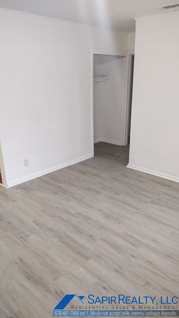 Foto del edificio - Inviting 3-Bed, 1-Bath Brick Home with Cov...