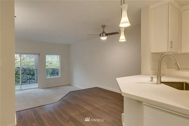 Dining area - 4356 W Lake Sammamish Pky SE