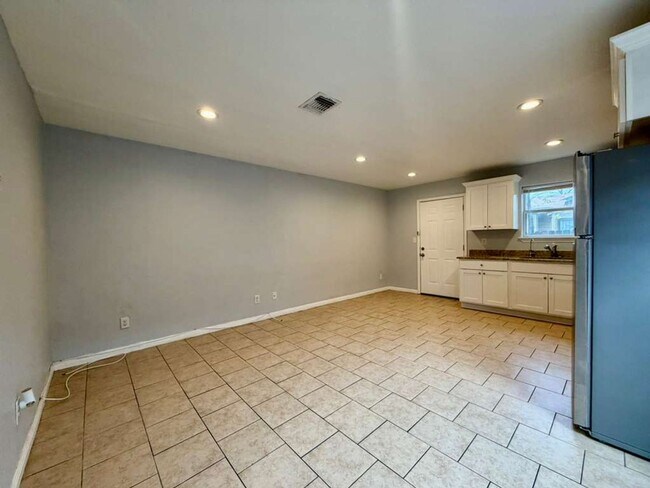 Foto del edificio - 3107 W Travis St