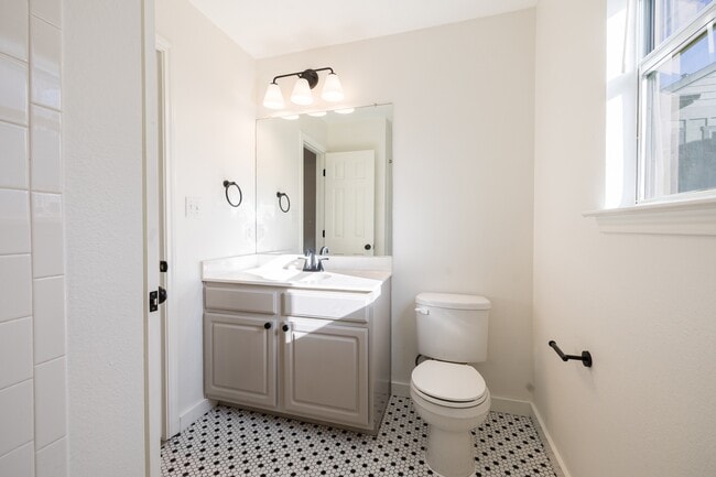 Building Photo - 2210 Holly St