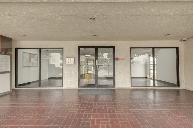 Building Photo - 3045 Walnut Bend Ln
