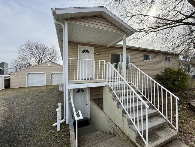 Building Photo - Thomas Duplex