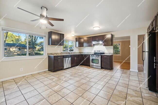 Foto del edificio - Rare Rental Opportunity: 4-Bedroom, 2.5-Ba...