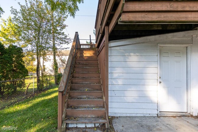 Building Photo - 3 br, 1 bath Duplex - 5001 Greer Rd # 2